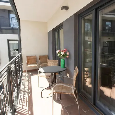 Boutique With Free Swimming Pool And Parking *