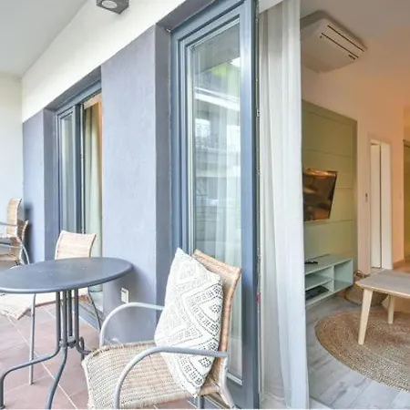 Boutique With Free Swimming Pool And Parking *
