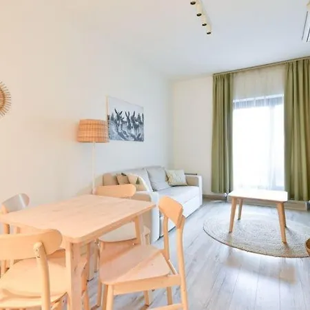 Boutique With Free Swimming Pool And Parking *
