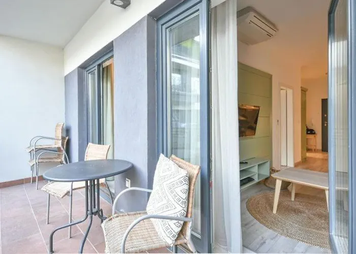 Boutique With Free Swimming Pool And Parking *
