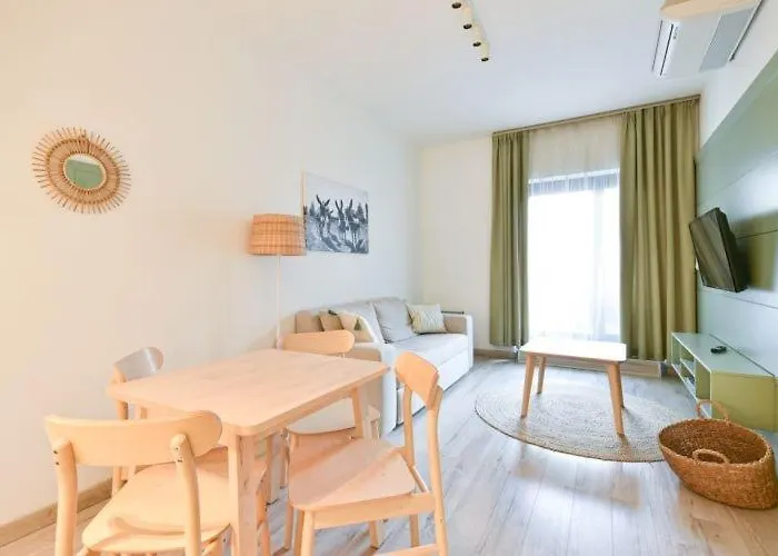 Boutique With Free Swimming Pool And Parking *